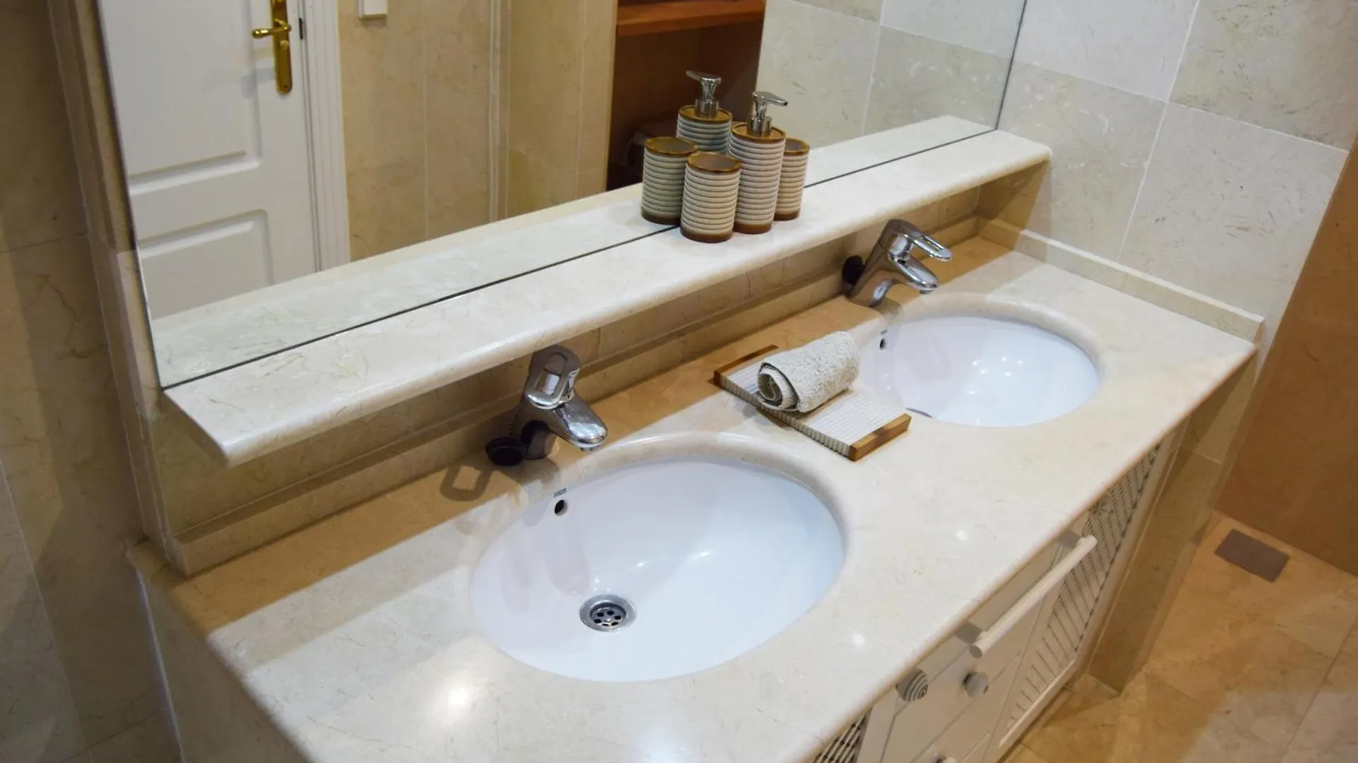 Spacious Apartment In Marbella Sea View & Shared Pool
