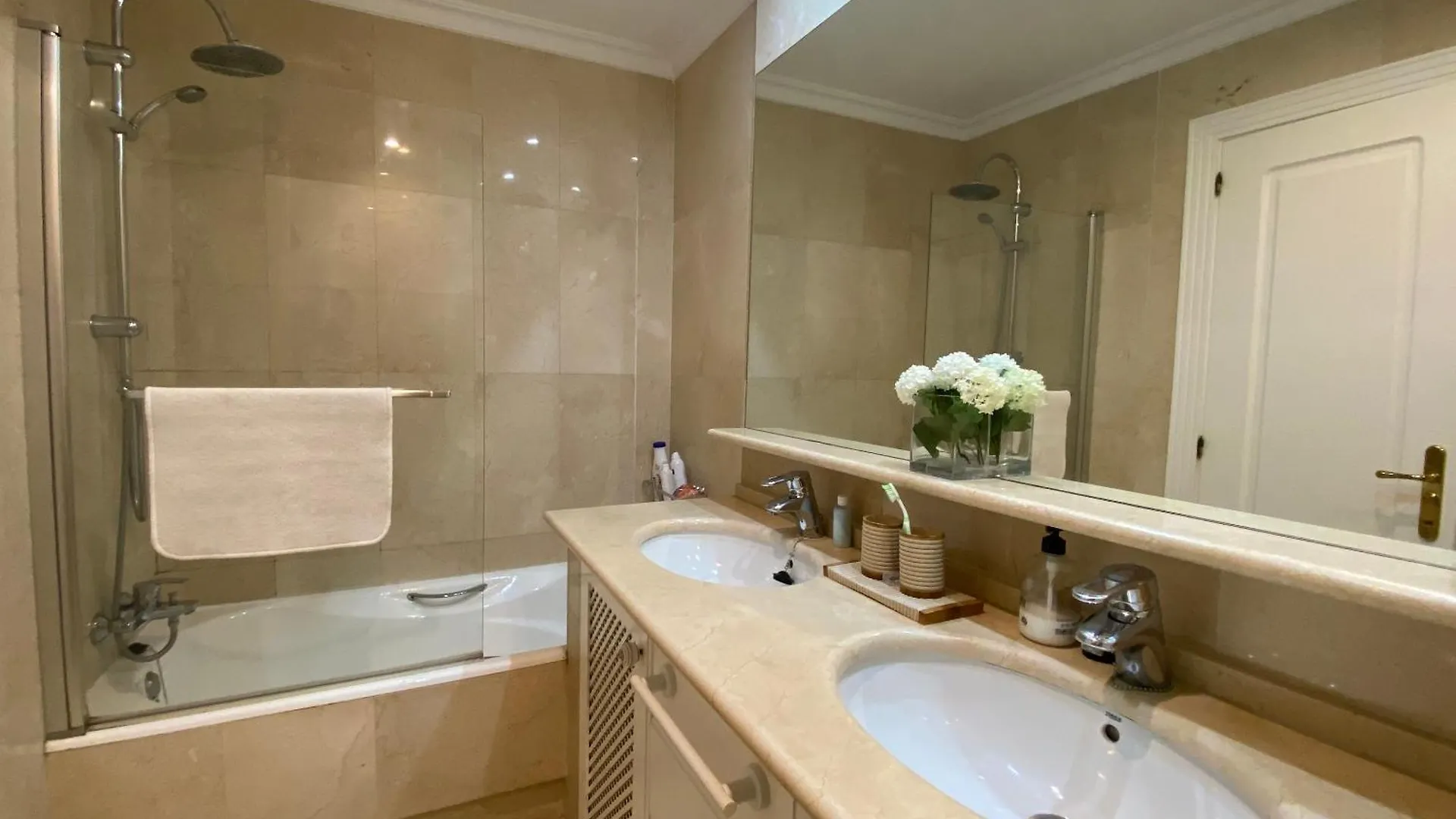 Spacious Apartment In Marbella Sea View & Shared Pool