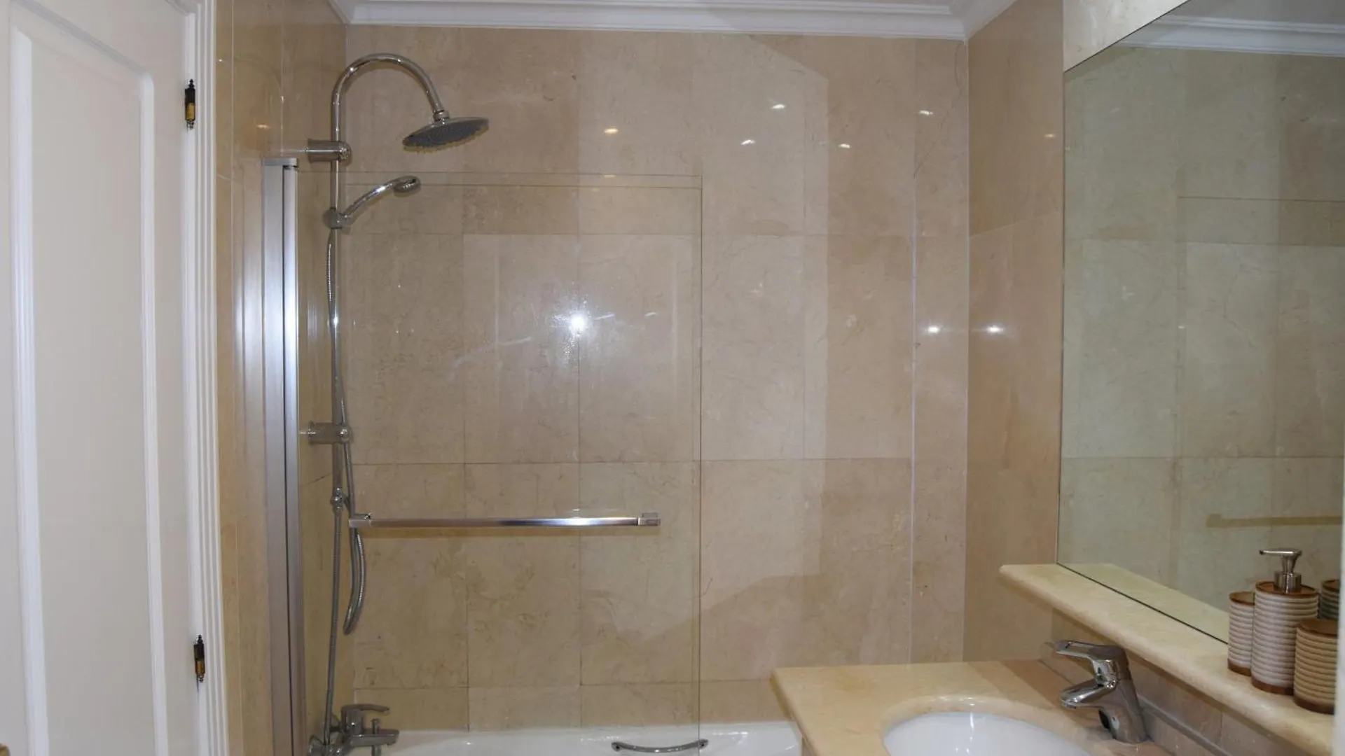 Spacious Apartment In Marbella Sea View & Shared Pool